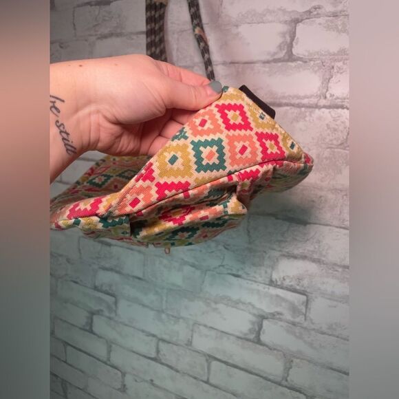 Kavu Rope Sling Zip up crossover Bag Spring pattern - Picture 6 of 10